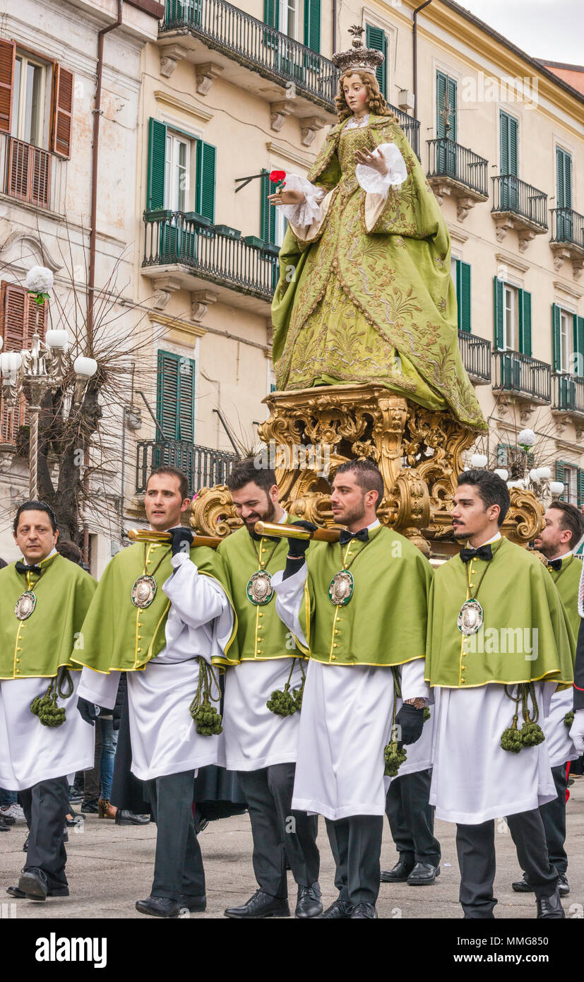 Abbildung von Saint Mary, die von der Bruderschaft Mitglieder vorgenommen, Madonna che Scappa Prozession am Ostersonntag in Sulmona, Abruzzen, Italien Stockfoto