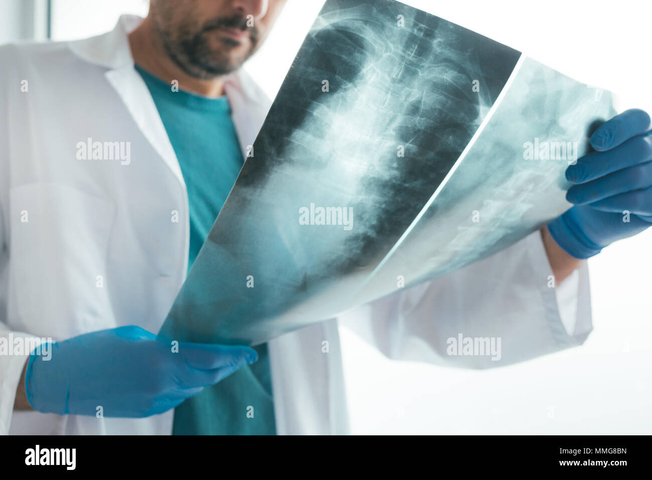 Arzt Analyse Röntgen der Wirbelsäule des Patienten in eine Klinik. Healthcare Professional Prüfung Belichtung Test für Abweichungen im menschlichen Rückgrat. Stockfoto