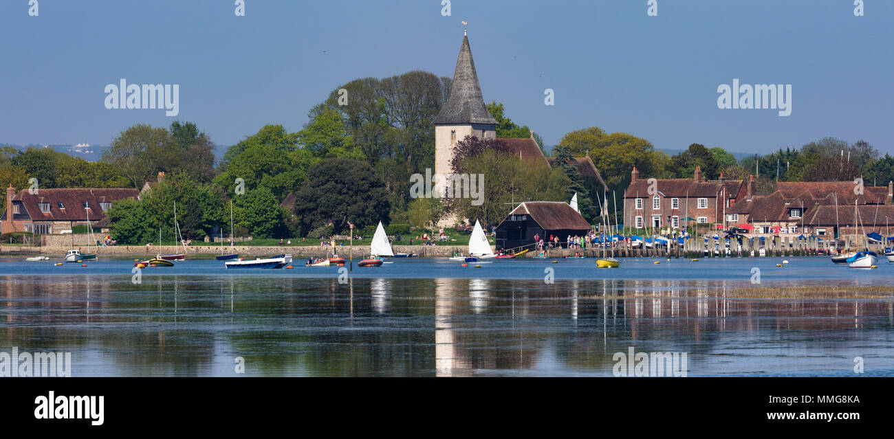 Historische und malerische Bosham, West Sussex mit Goodwood Pferderennbahn auf dem Hügel in der Ferne zu sehen. Bild Datum: Sonntag, den 6. Mai 2018. Stockfoto