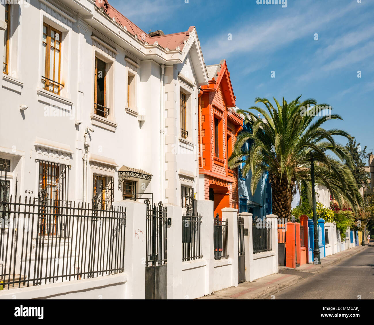 Bunt bemalten historischen Reihenhäuser mit Palme in Vorgarten, Providencia, Santiago, Chile Stockfoto