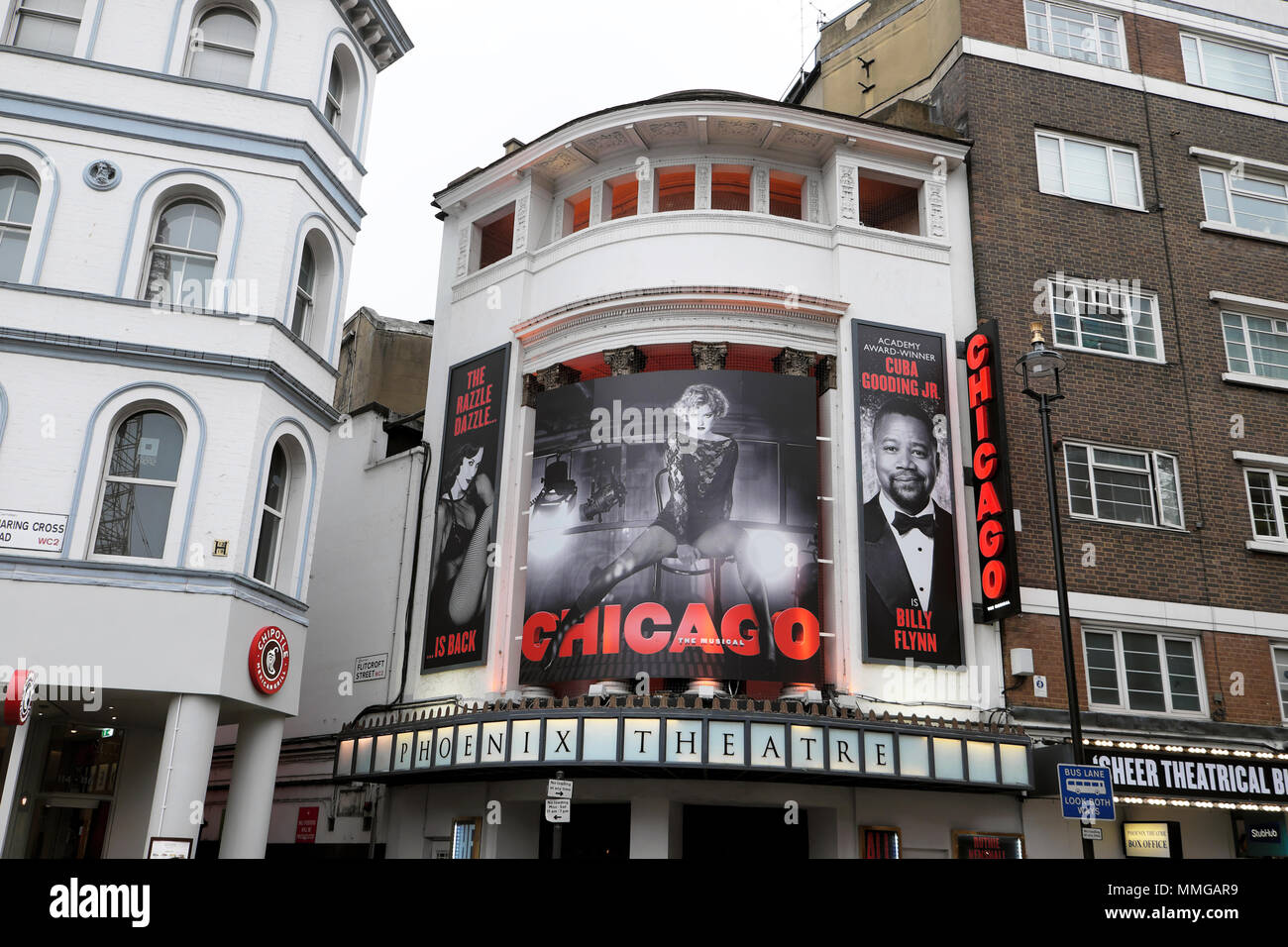 Außenansicht des Phoenix Theatre mit Werbespot für den Chicagoer Musicaldarsteller Cuba Gooding Jr an der Charing Cross Road in Soho London England Großbritannien KATHY DEWITT Stockfoto