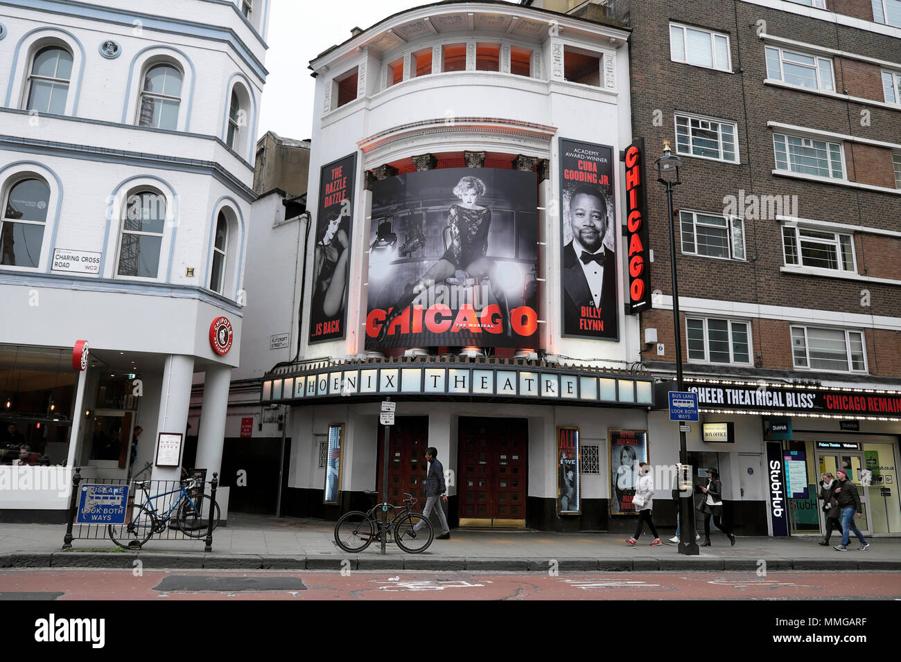 Außenansicht des Phoenix Theatre mit Werbung für den Chicagoer Schauspieler Cuba Gooding Jr an der Charing Cross Road in Soho London WC2 England Großbritannien KATHY DEWITT Stockfoto