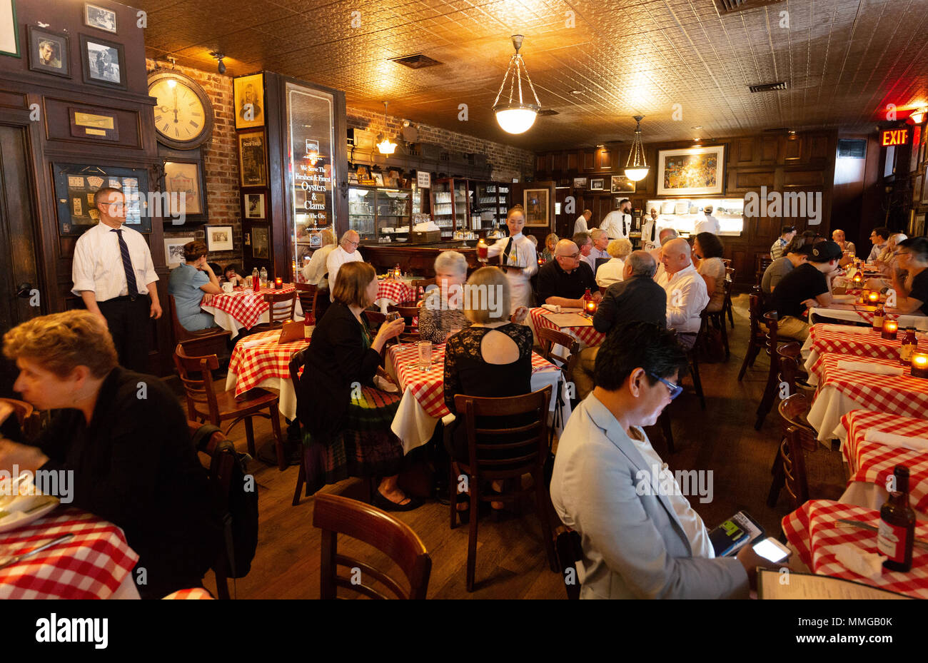 New York Restaurant Menschen Einen Abend Geniessen P J Clarkes Restaurant Bar 3rd Avenue In Midtown New York City Usa Stockfotografie Alamy