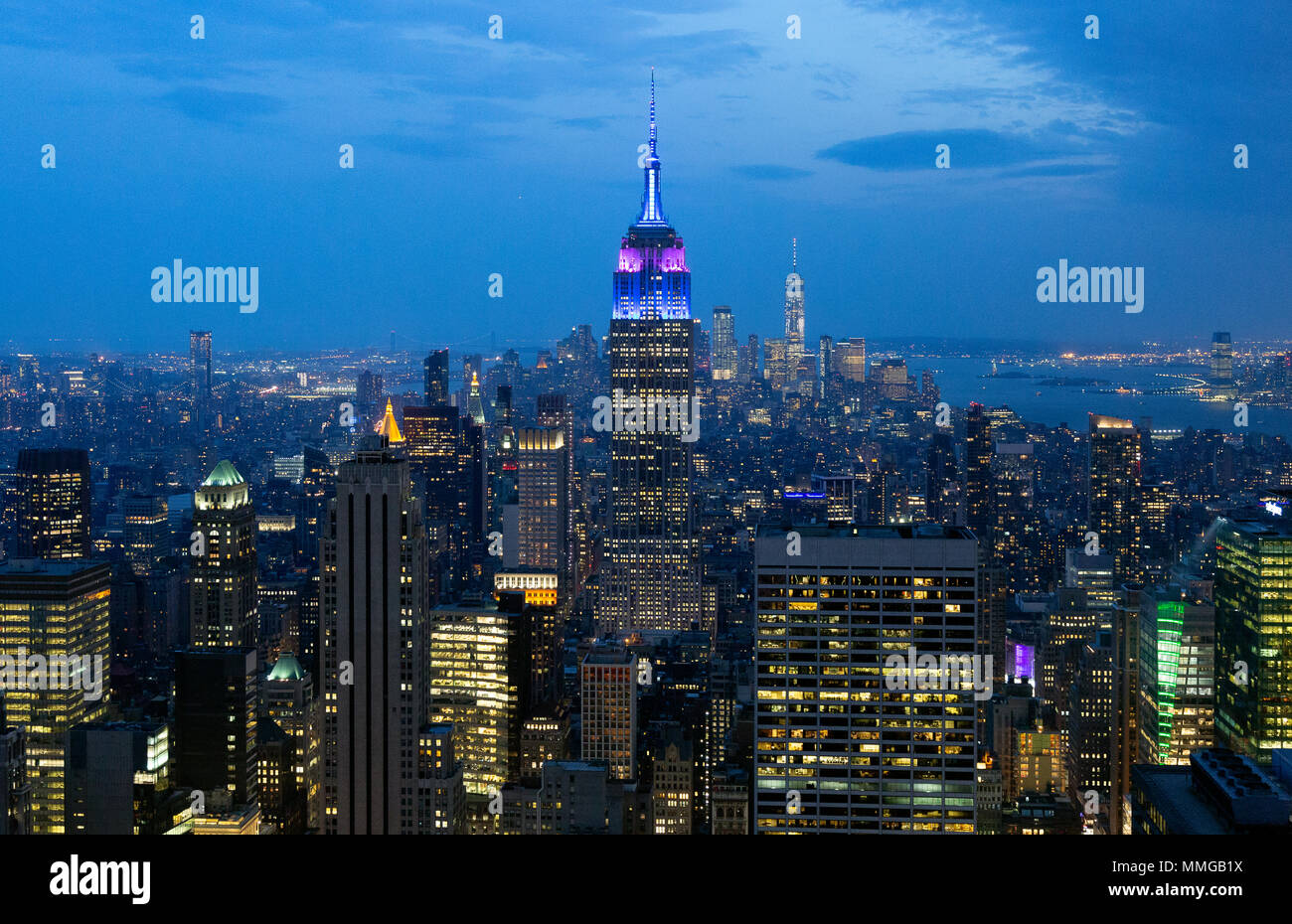 Empire State Building und die Skyline von New York in der Dämmerung, von der Spitze des Felsens Aussichtsplattform, Manhattan, New York City, Vereinigte Staaten von Amerika gesehen Stockfoto