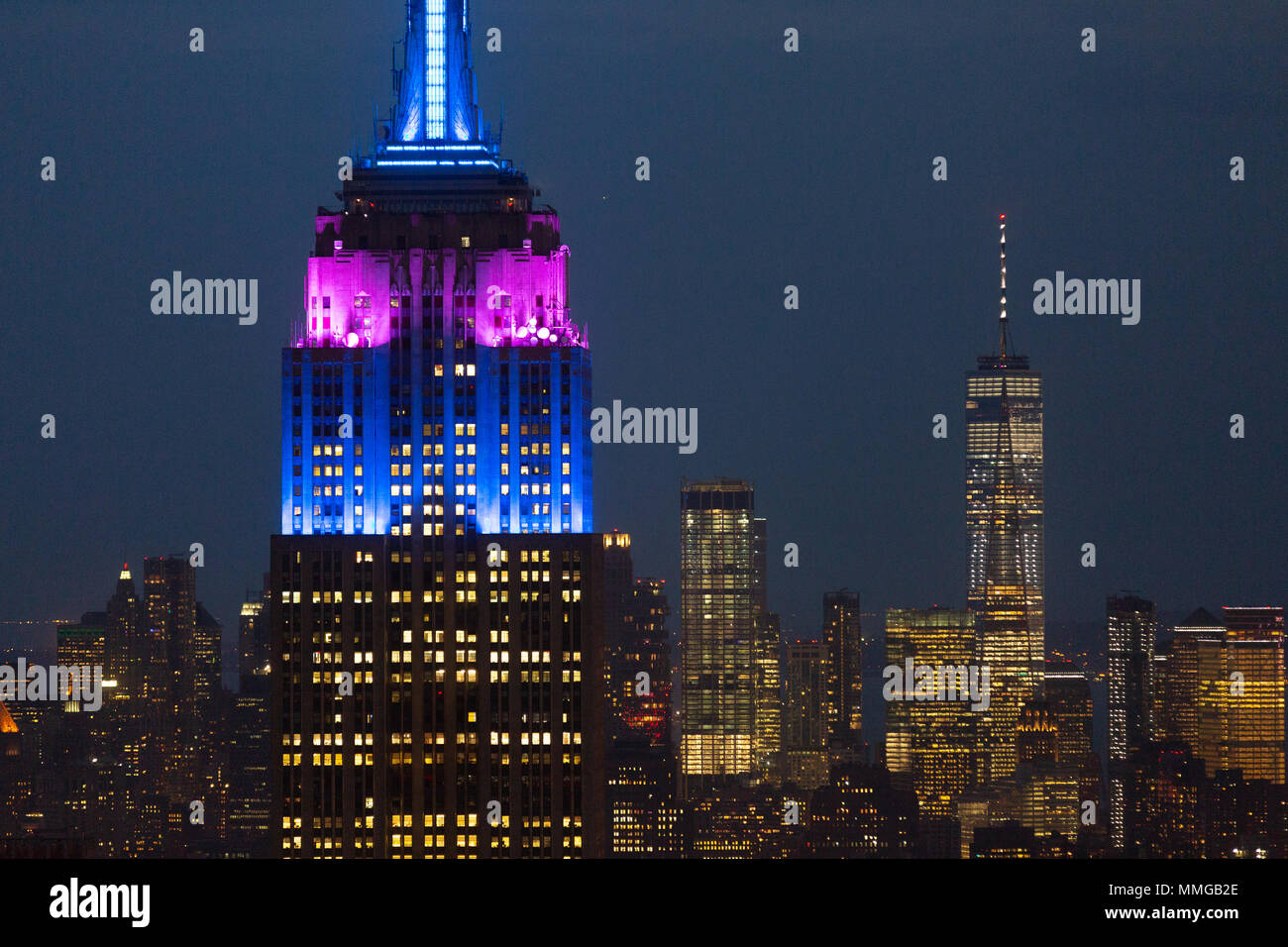 Das Empire State Building und das One World Trade Center in der Nacht von der Spitze des Felsens, New York City, USA Stockfoto