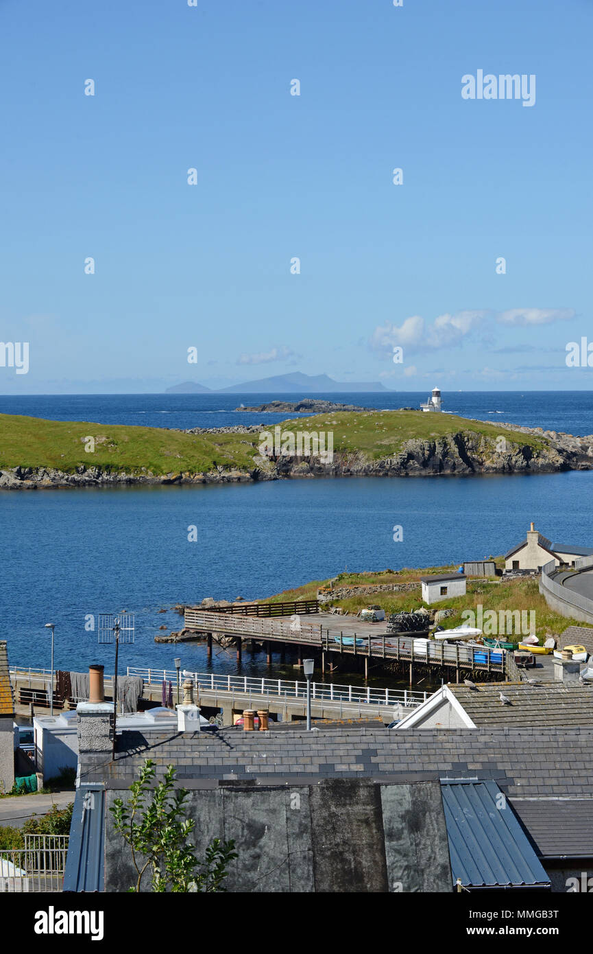 Die Insel Foula von Burra auf dem Festland von Shetland an einem Sommertag gesehen Stockfoto
