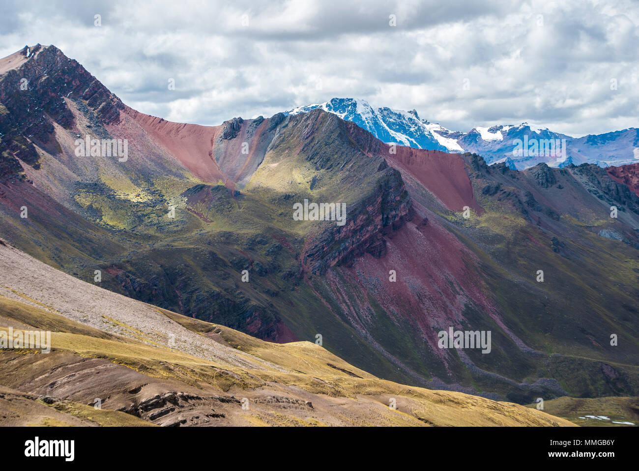 Rainbow Bergwanderung mit Pferden und fantastische Landschaften Stockfoto