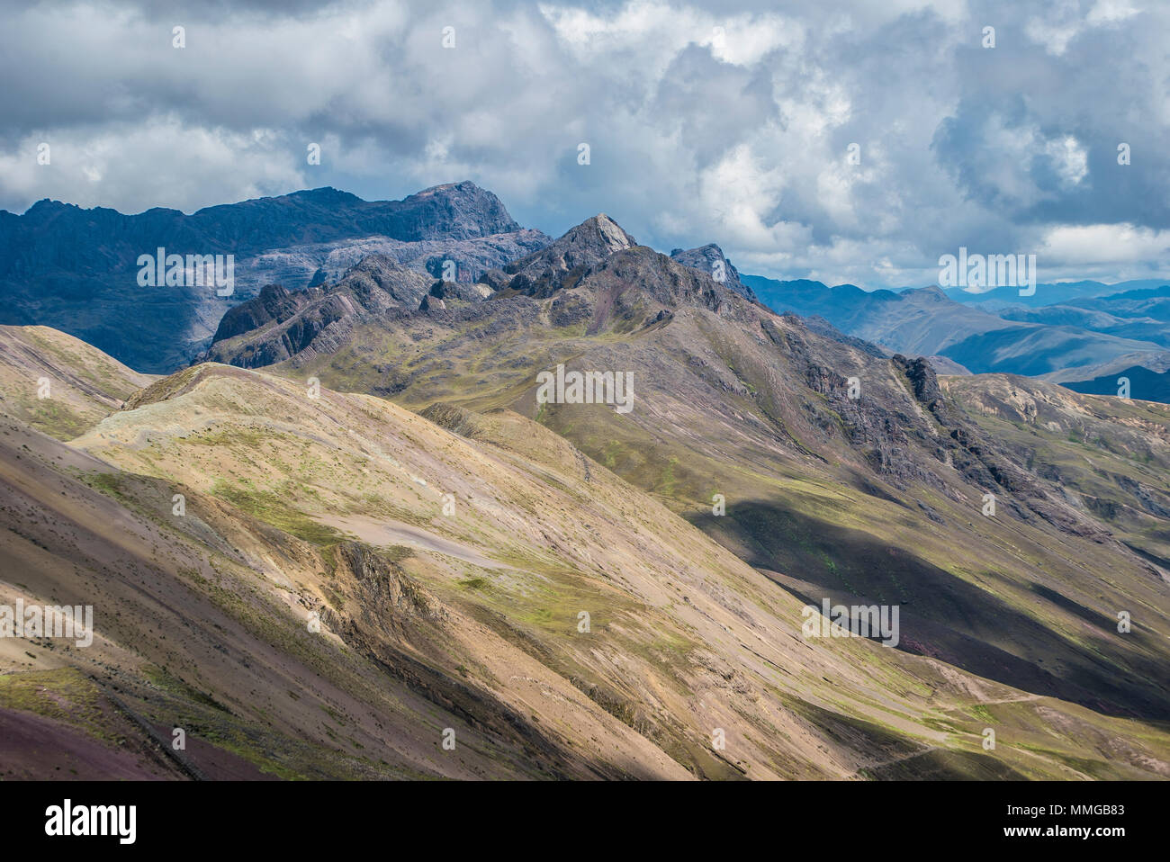 Rainbow Bergwanderung mit Pferden und fantastische Landschaften Stockfoto