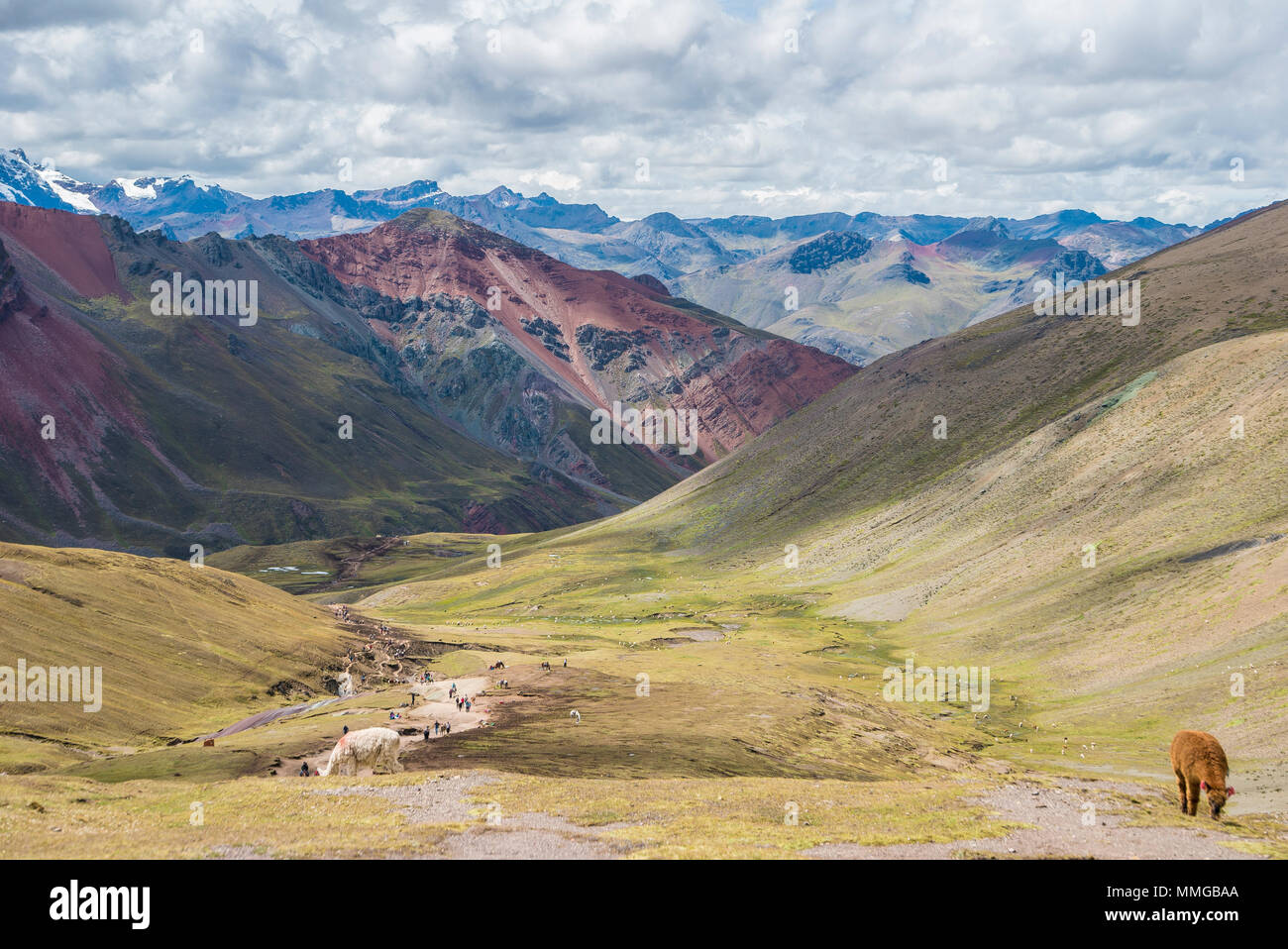 Rainbow Bergwanderung mit Pferden und fantastische Landschaften Stockfoto