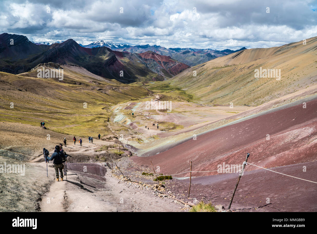 Rainbow Bergwanderung mit Pferden und fantastische Landschaften Stockfoto
