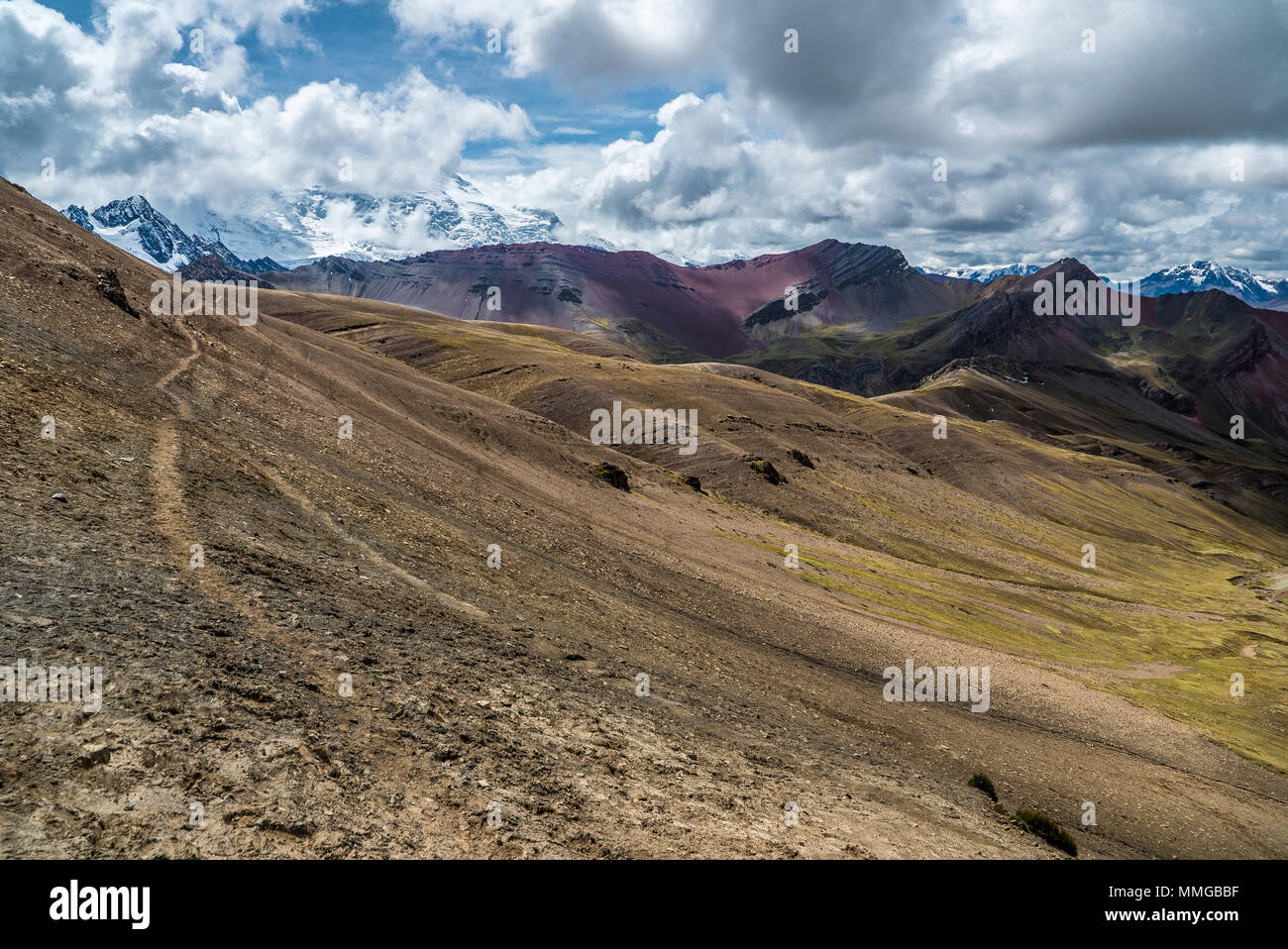 Rainbow Bergwanderung mit Pferden und fantastische Landschaften Stockfoto