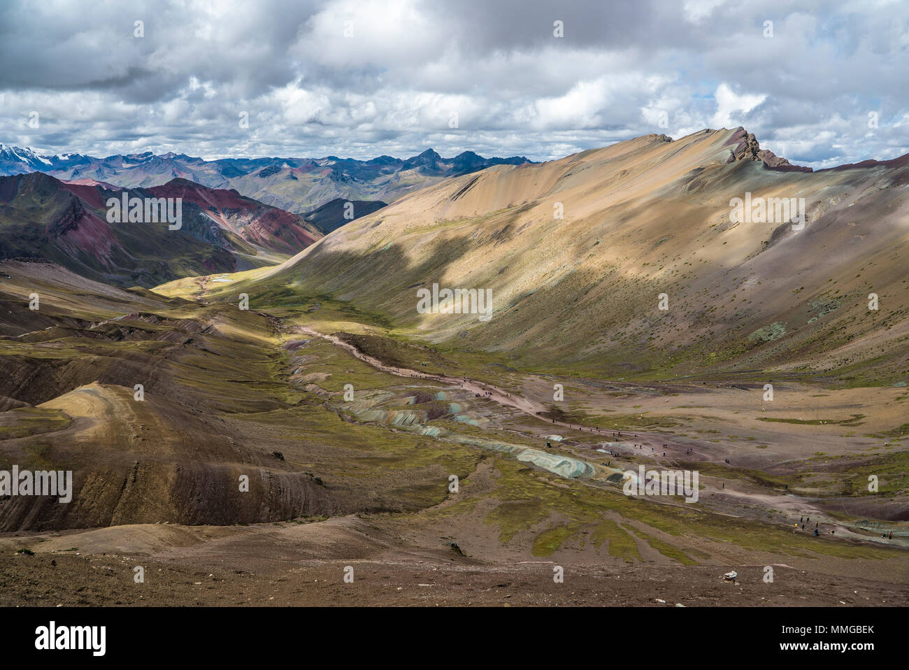 Rainbow Bergwanderung mit Pferden und fantastische Landschaften Stockfoto