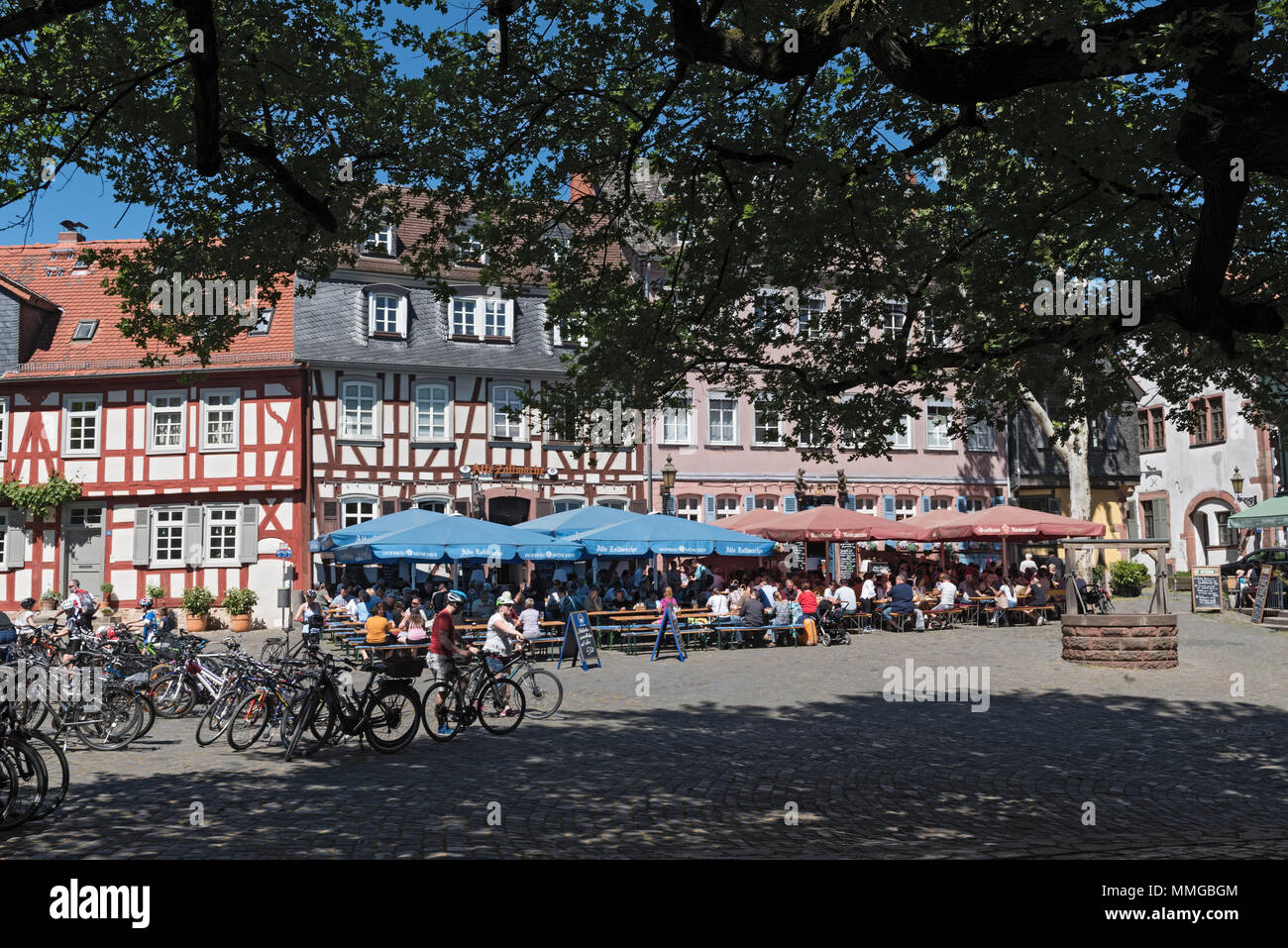 Restaurants mit Gästen am historischen Schlossplatz in Frankfurt am Main - Höchst, Deutschland Stockfoto