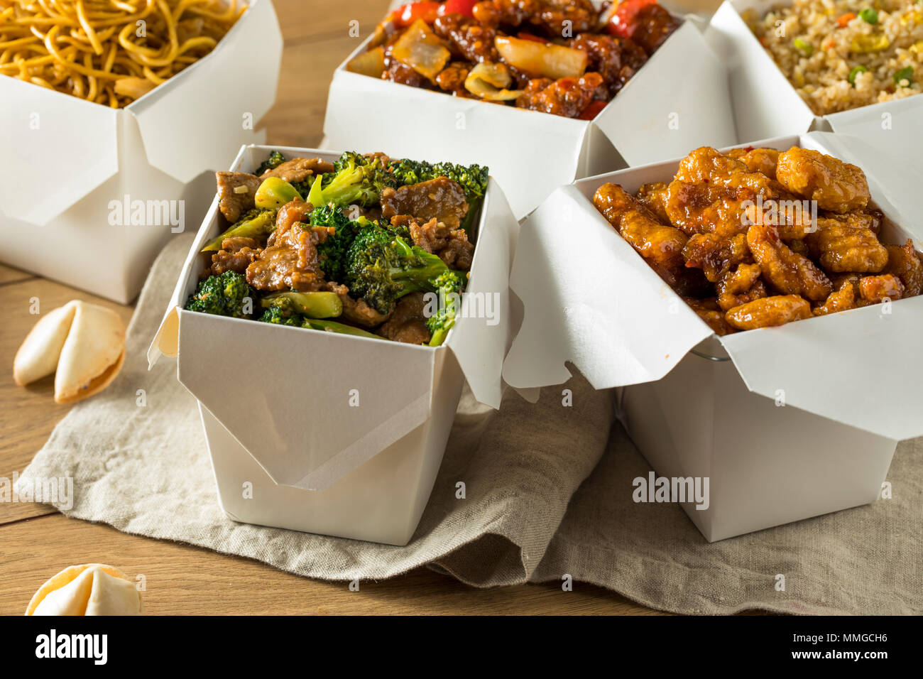 Würzige Chinesische nehmen Sie das Essen mit Stäbchen und Fortune Cookies Stockfoto