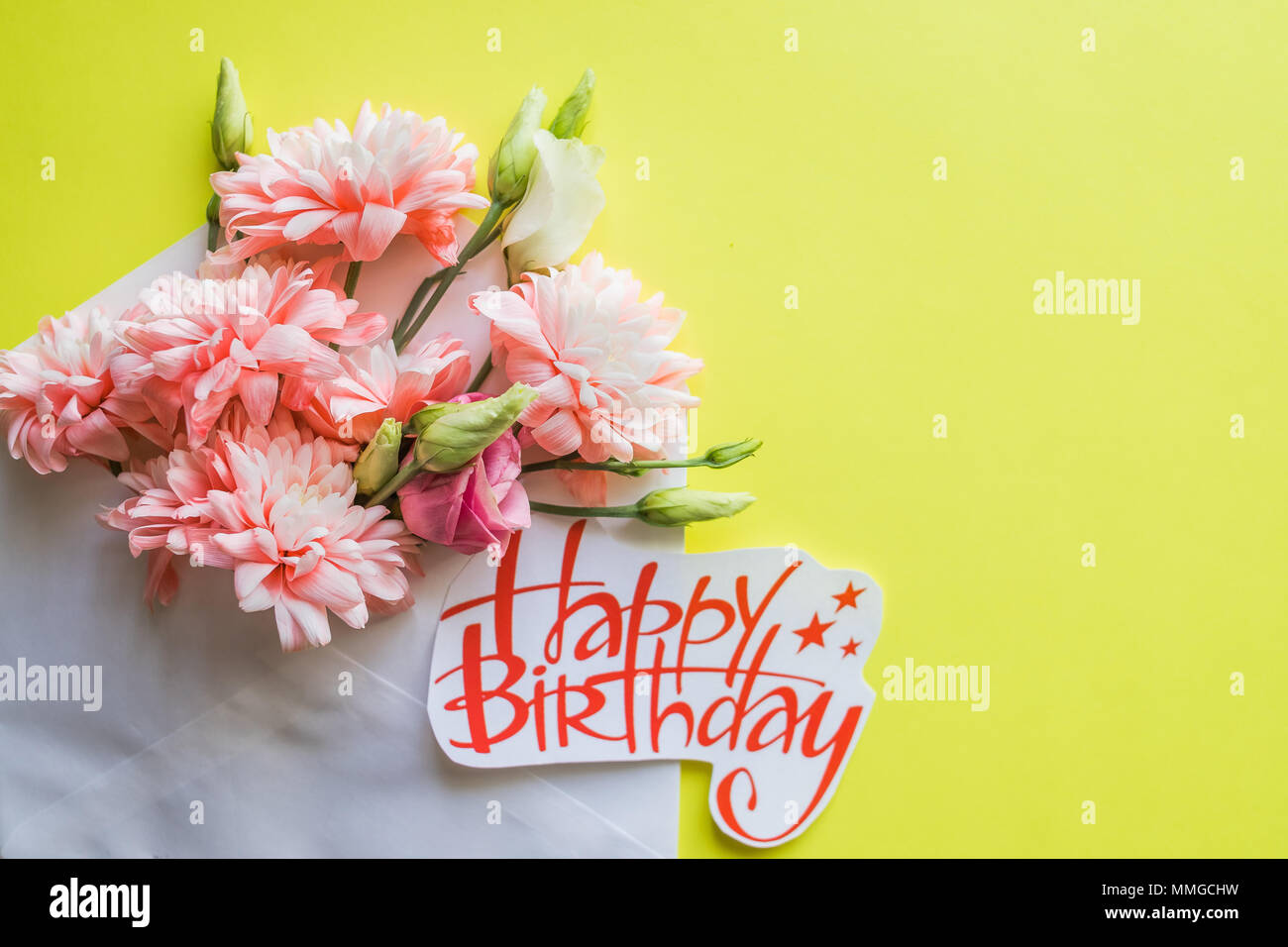 Rosa Chrysanthemen und alles Gute zum Geburtstag Poster. schöne Blumen.  Karte mit Spring Bouquet. Happy Birthday Karte mit Chrysanthemen  Stockfotografie - Alamy