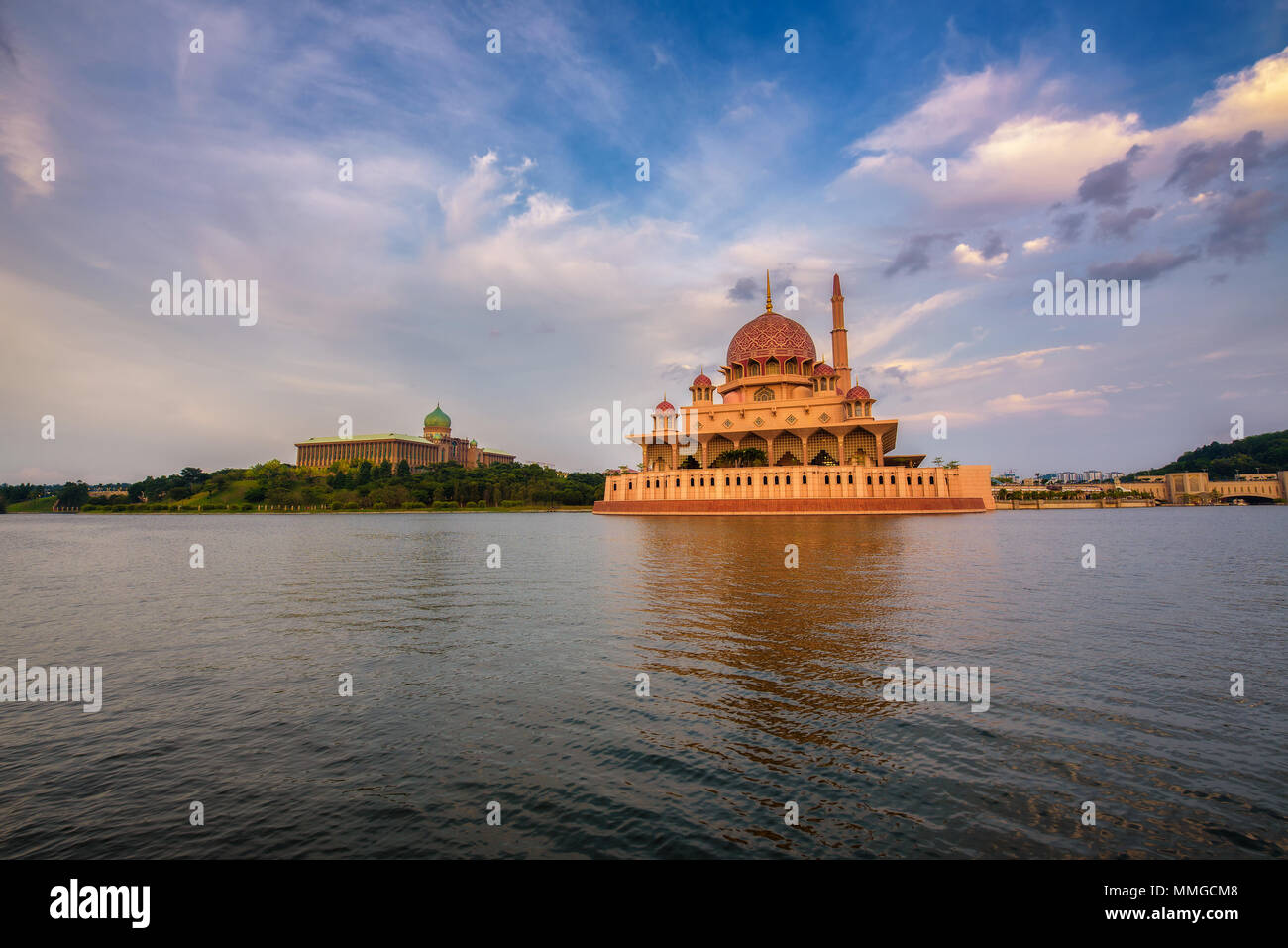 Sonnenuntergang am Putra-moschee und Putrajaya See in Malaysia Stockfoto