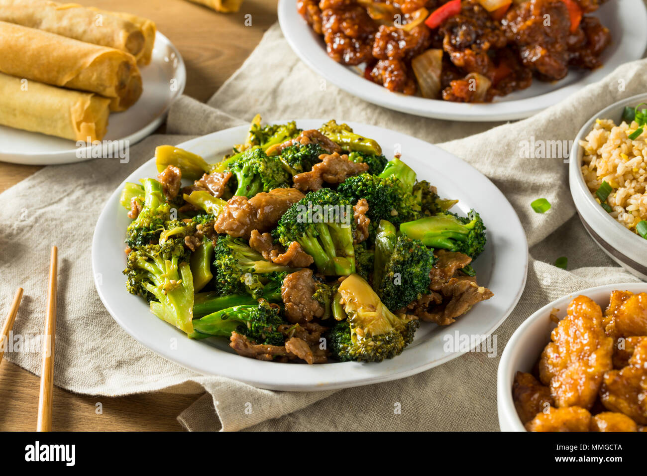 Würzige Chinesische nehmen Sie das Essen mit Stäbchen und Fortune Cookies Stockfoto