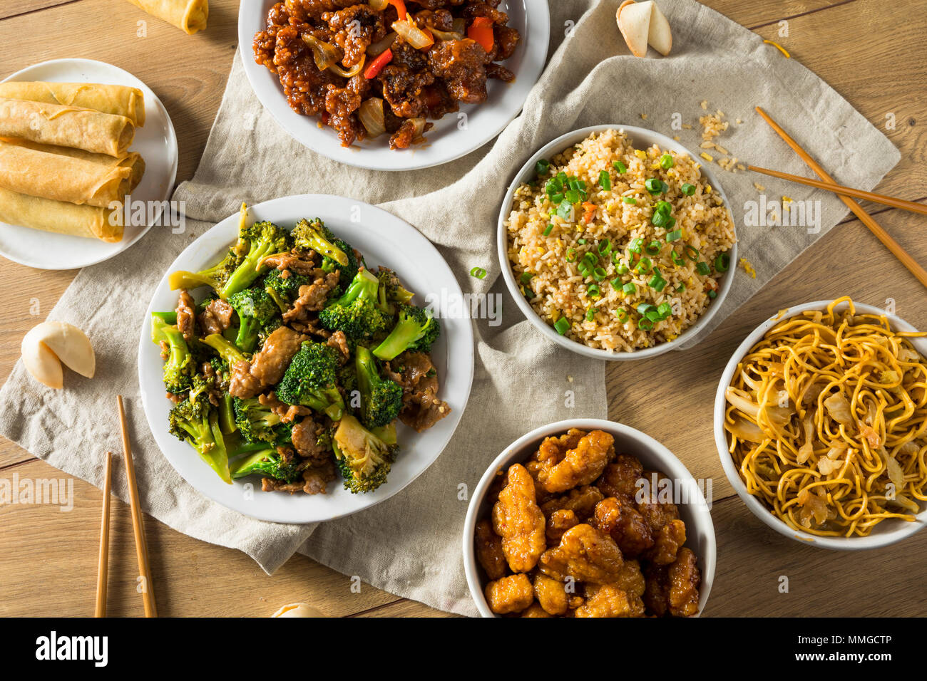 Würzige Chinesische nehmen Sie das Essen mit Stäbchen und Fortune Cookies Stockfoto