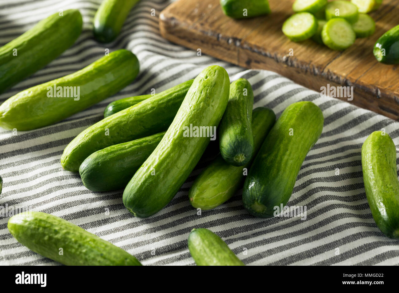 Raw Green Organic Baby Gurken bereit zu Essen Stockfoto