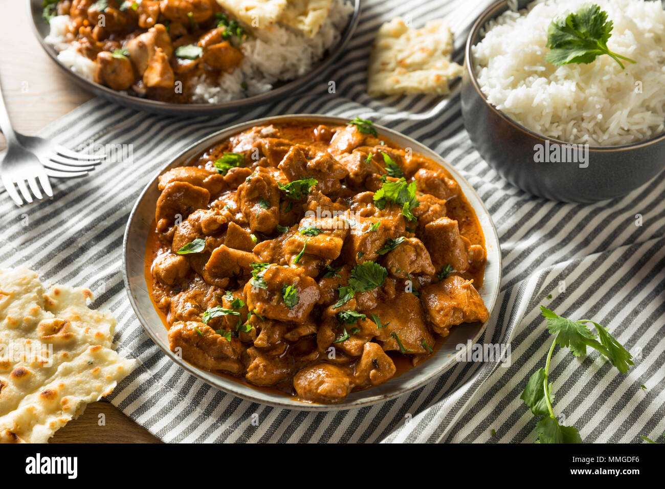 Hausgemachte Indian Butter Chicken mit Reis und Naan Brot Stockfoto