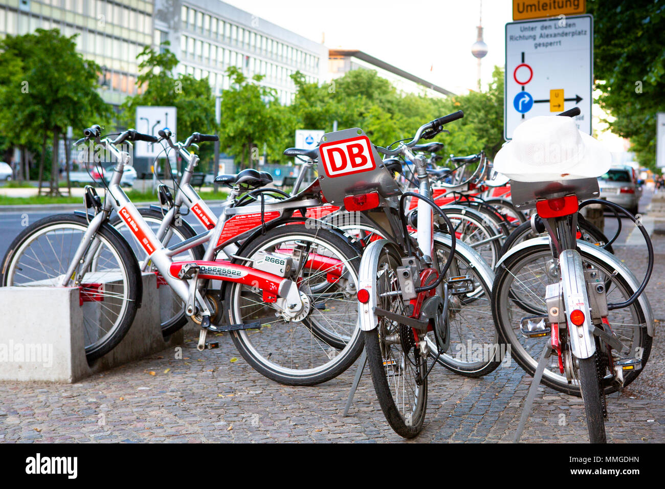 BERLIN, DEUTSCHLAND - 10. JUNI 2013: Fahrradverleih Deutsche Bahn Deutsche Bahn. Stockfoto