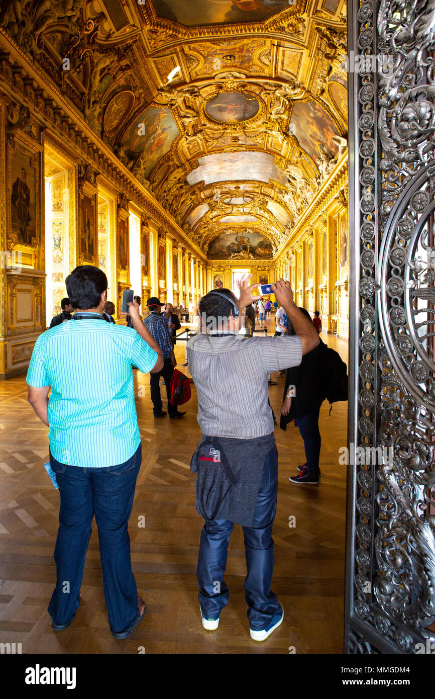 Paris, Frankreich, 14. Juli 2013: Touristen besuchen Kunst Galerie im Louvre Museum. Der Louvre ist eines der größten und am meisten besuchten Museen der Welt Stockfoto