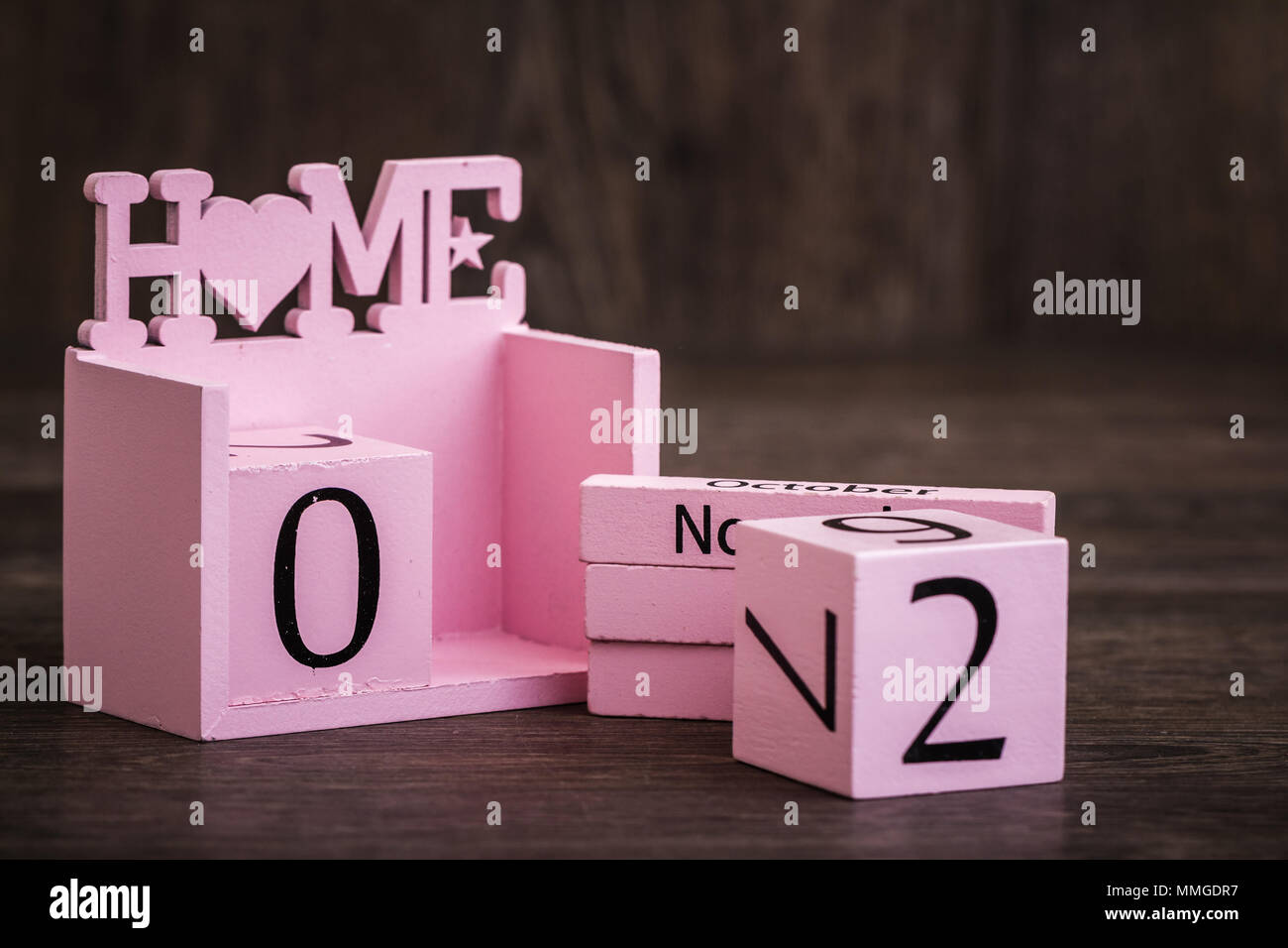 Dekorative rosa Holz- Kalender mit rosa Holz- Chassis Stockfotografie