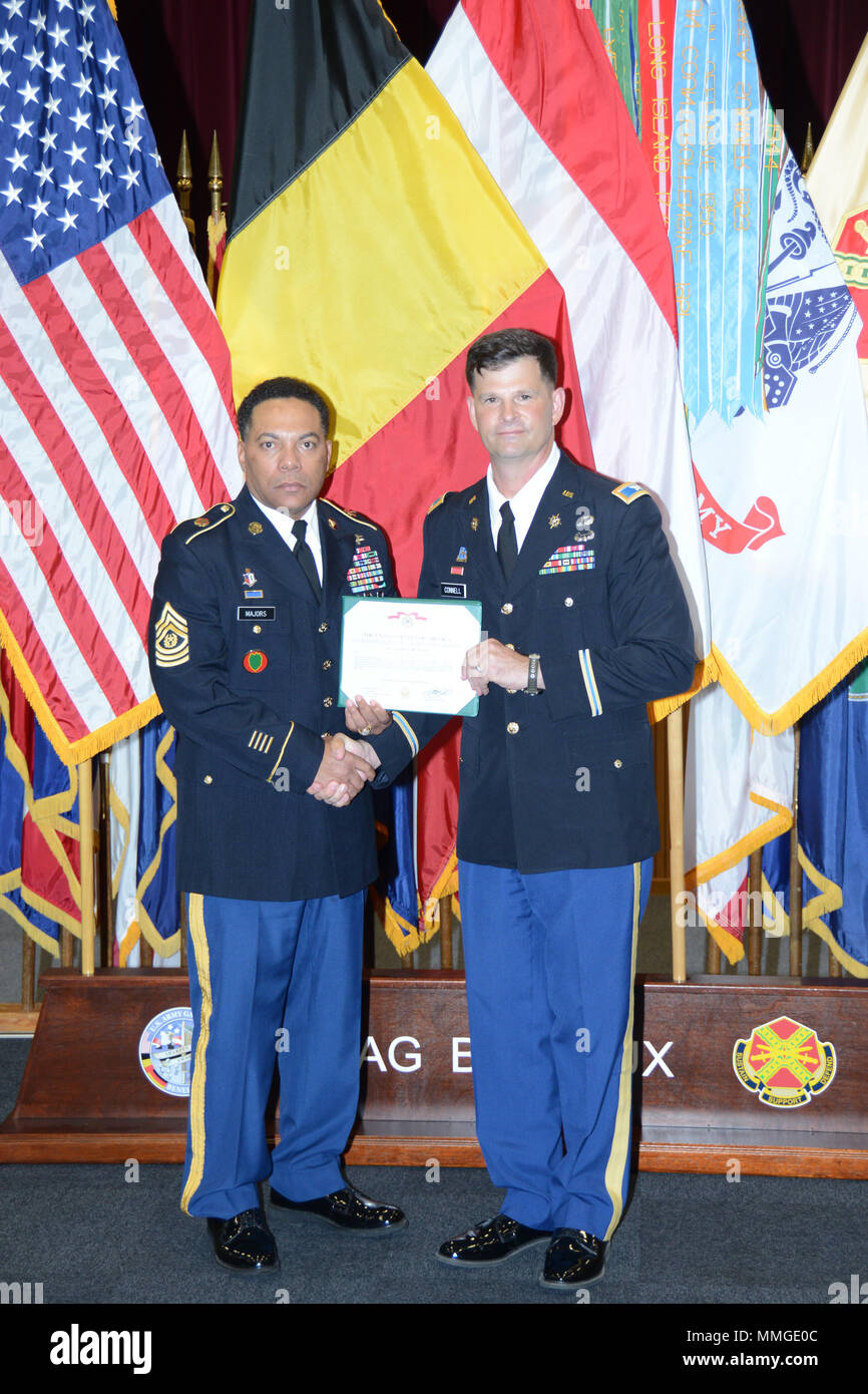 U.S. Army Command Sgt. Maj. William Majoren, erhält eine Legion der Verdienst des Zertifikats von Oberst Kurt Connell, U.S. Army Garrison Benelux "Commander während seiner Pensionierung Zeremonie, Gebäude 30, Hörsaal, Caserne Daumerie in Chièvres, Belgien, Okt. 24, 2017. (U.S. Armee Foto durch visuelle Information Specialist Pascal Demeuldre) Stockfoto