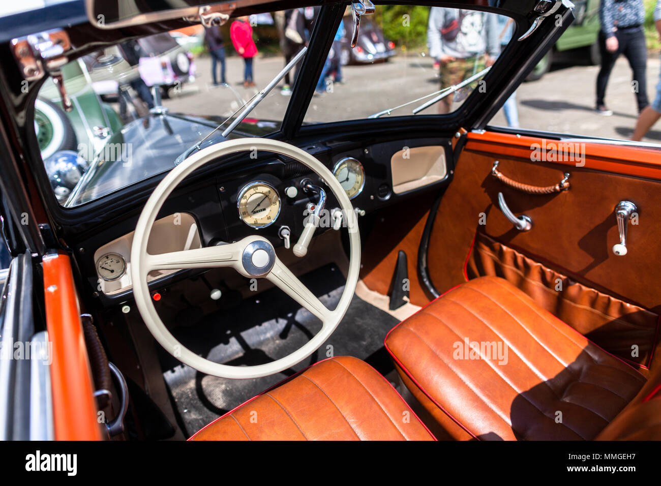 Von einem deutschen Oldtimer Auto mit braunen Sitze Cockpit ...