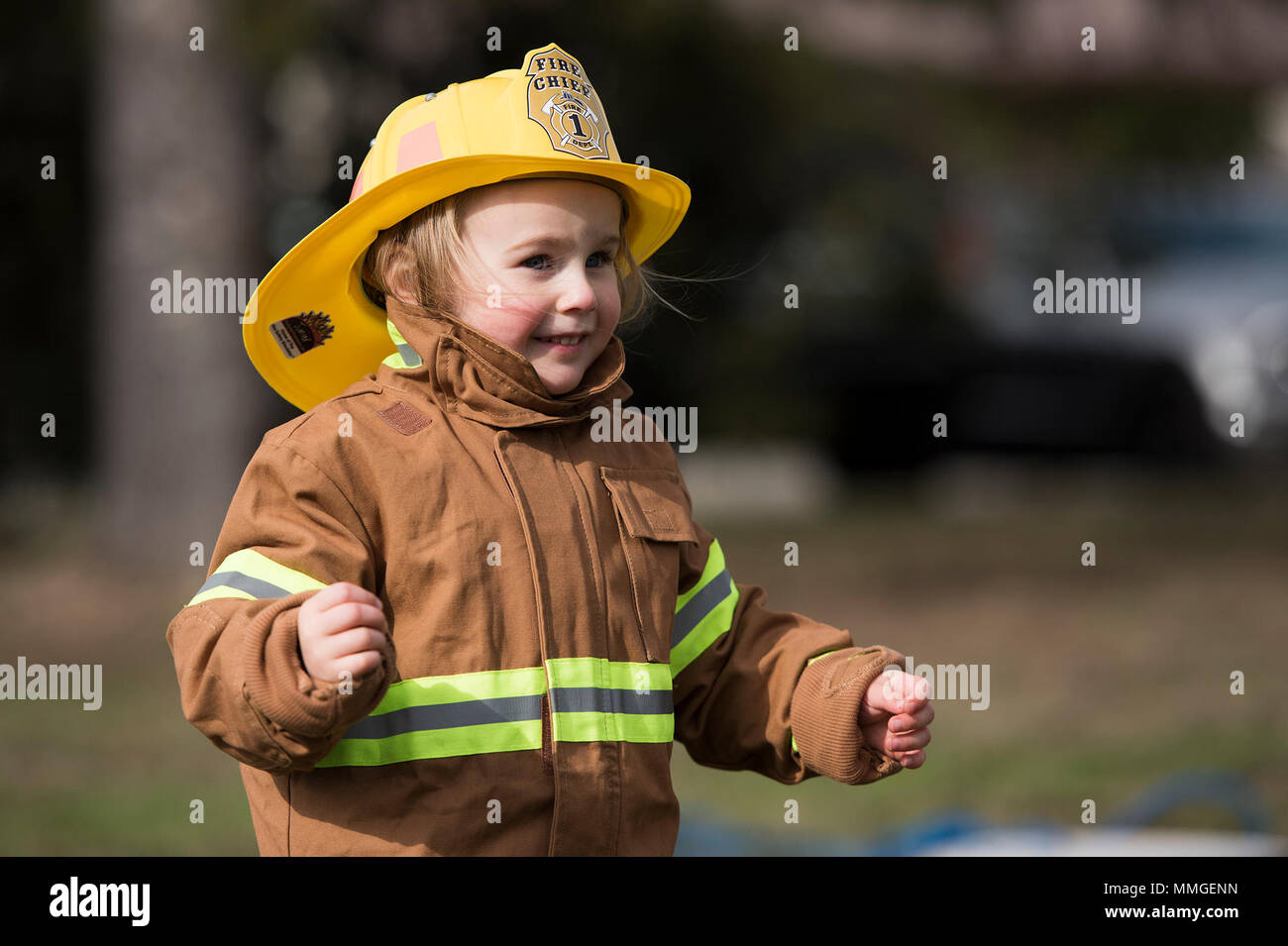 Ein Kind aus der Kaiserslautern Military Community betreibt hier ein kind Feuerwehrmann Kurs während der Brandschutz Woche Open House auf der Air Base Ramstein, Deutschland, 7. Oktober, 2017. Der Kurs inklusive einem Feuerwehrschlauch ziehen, Einstreu und gewaltsamen Eindringen Herausforderungen. Feuerwehren aus Ramstein, Landstuhl, Carlsberg, und Technischen Hilfswerk (THW) Kaiserslautern, in der Parade und Tag der offenen Tür teilgenommen. Das Thema dieses Jahres, "jede Sekunde zählt, planen zwei Möglichkeiten aus!" ermutigt Familien mehr als eine Ausfahrt planen im Notfall zu haben. (U.S. Air Force Foto von Airman 1st Class Devin M. R Stockfoto