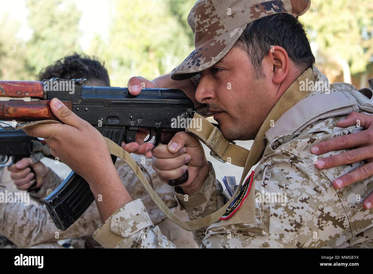 Eine Koalition Trainer unterstützt ein Öl Schutz Kraft Mitglied bei der Infanterie Ausbildung an der Kurdistan Zentrum für die Koordinierung der Ausbildung in der Nähe von Erbil, Irak, den 11. Oktober 2017. Die KTCC ist ein Combined Joint Task Force - inhärenten Building Partner Kapazität beheben Standort Training Partner Kräfte und Verstärkung ihrer Wirksamkeit auf dem Schlachtfeld gewidmet. CJTF-OIR ist die globale Koalition zu besiegen ISIS im Irak und in Syrien. (U.S. Armee Foto von Sgt. Tracy McKithern) Stockfoto