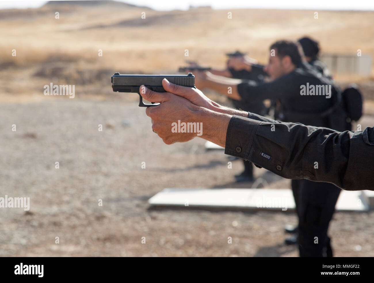 Asayish Mitglieder schießen auf Palette Ziele bei der Ausbildung der Polizei an der Kurdistan Training Coordination Center, östlich von Erbil, Irak: 23. Oktober 2017. Die KTCC ist ein Combined Joint Task Force - inhärenten Building Partner Kapazität beheben Standort Training Partner Kräfte und Verstärkung ihrer Wirksamkeit auf dem Schlachtfeld gewidmet. CJTF-OIR ist die globale Koalition zu besiegen ISIS im Irak und in Syrien. (U.S. Armee Foto von Sgt. Tracy McKithern) Stockfoto