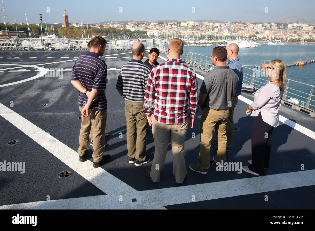 GAETA, Italien - Toskanische Trident erhalten die Teilnehmer einen Überblick über das von militärischen Sealift Command Expeditionary schnelle Verkehrsmittel Schiff, USNS Carson City (T-EPF 7), während der Einarbeitung Training. Reservisten aus Expeditionary Port Einheiten (EPUs) 104, 105, 106, 107 und die in Europa und in Afrika zentrale Einheit, vor kurzem nach Neapel, Italien gereist, der erste EPU table top Übung in den USA 6 Flotte Bereich der Operationen durchzuführen. (Foto von Matthew Montgomery, Military Sealift Command Europe und Afrika/Freigegeben) Stockfoto