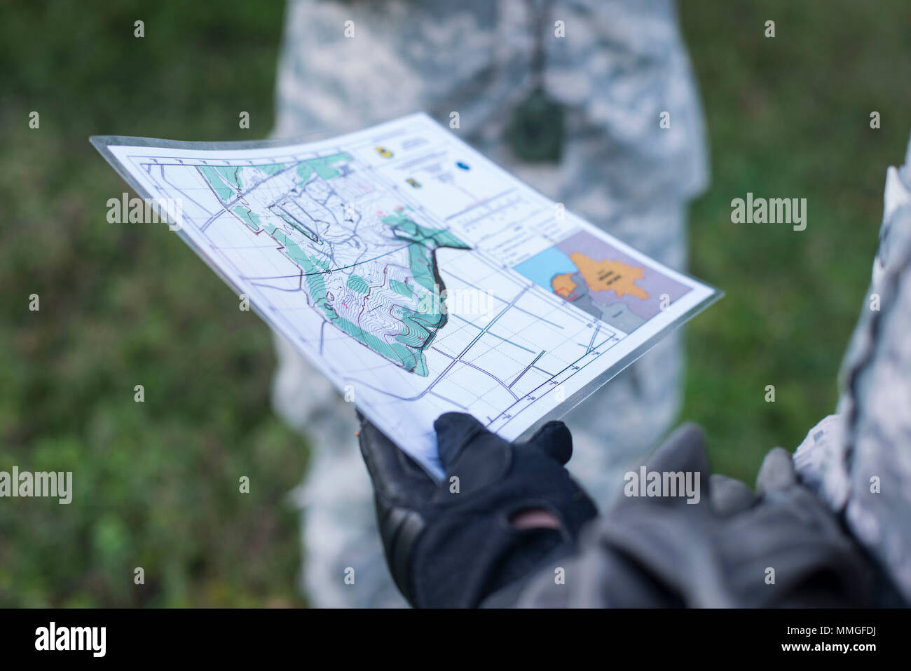 Us-Armee Sgt. Michael McMillan, Delta Loslösung, 1. Platz Firma Betätigungswelle team leader, hält eine topografische Karte bei Misawa Air Base, Japan, Okt. 18, 2017. Topographische Karten sind detailliert, präzise grafische Darstellungen von Funktionen, die auf der Oberfläche der Erde, die während McMillan der jährliche Land navigation Training benutzt wurden. (U.S. Air Force Foto von älteren Flieger Bretagne A. Chase) Stockfoto