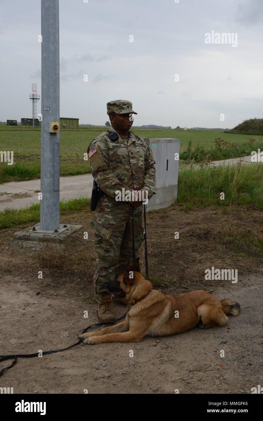 Us-Armee SPC. J. Teabout Tahle, dem 16 Military Police Brigade, sichert zugeordnet ist, aus dem Inneren, das Eindringen von Chièvres, während Sentinel Schild 2017, eine großangelegte Übung der Beurteilung der Zusammenarbeit zwischen US-Armee Garnison Benelux, Mieter und belgischen zivilen Behörden in Krisensituationen, auf chièvres Air Base, Belgien, Sept. 7, 2017. (U.S. Armee Foto von visuellen Informationen Spezialist Henri Cambier) Stockfoto