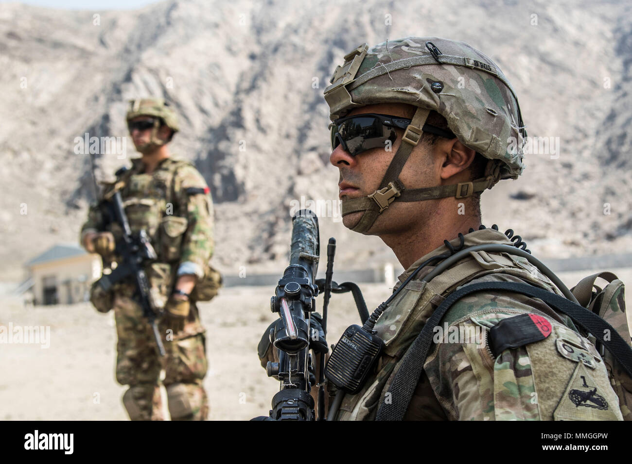 Ein 1. Panzerdivision Soldaten bietet Sicherheit für die US-Armee Berater der Regionalen Logistikzentrum in Jalalabad, Afghanistan September 24, 2017. Schutzengel Spitznamen", "diese Soldaten sicherzustellen, dass der Zug, beraten, unterstützen die Mission kann sicher ausgeführt werden und sind zu dem deutlichen Rückgang in Grün auf Blau Vorfälle in Afghanistan beigetragen. (Foto von Sgt. 1. Klasse Randall Hecht) Stockfoto
