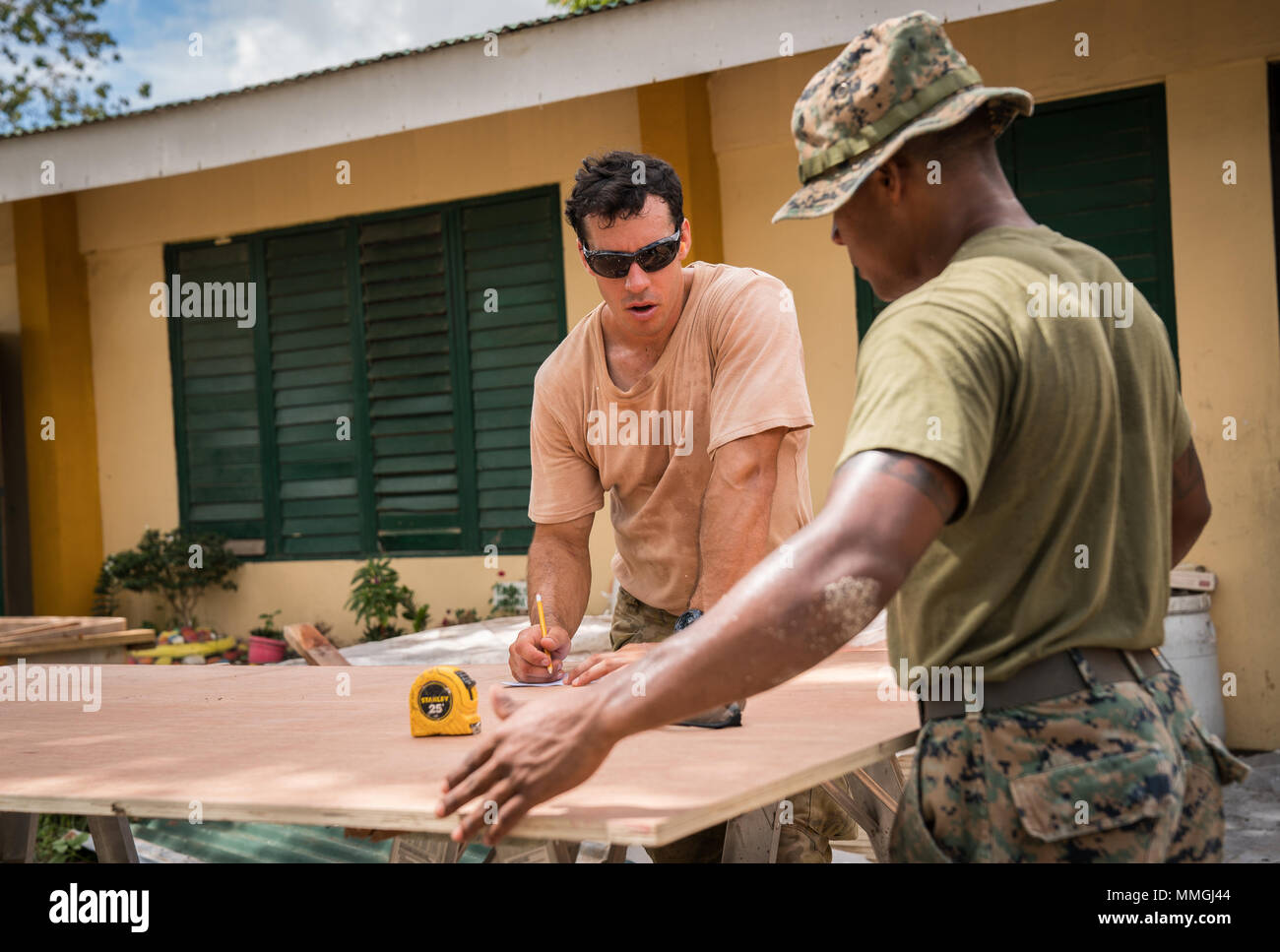 Royal Australian Army Sapper Tim Quirk (links) schreibt Messungen eine Tabelle, die während des Baus für die Unterstützung der Übung Balikatan an Calangitan Volksschule in Capas, Tarlac, Philippinen, 6. Mai 2018. Quirk ist ein Installateur mit 3 Combat Engineer Regiment, und ist eine 28-jährige gebürtige von Townsville, Australien. Übung Balikatan, in seiner 34. Iteration, ist eine jährliche US-Philippinischen militärische Ausbildung Übung auf einer Vielzahl von Missionen, einschließlich humanitärer Hilfe und Katastrophenhilfe, Terrorismusbekämpfung und andere kombinierte militärische Operationen von Mai 7. bis 18. (U.S. Mar Stockfoto