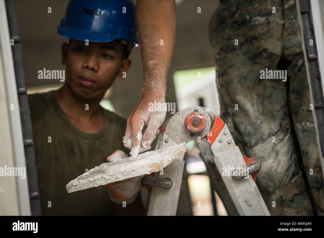 Us Marine Corps Cpl. Quentin Newton lufthutzen Farbe auf seinen Finger kleinere Bereiche durch Bürsten unberührte während der Bauarbeiten zur Unterstützung der Übung Balikatan an Calangitan Volksschule in Capas, Tarlac, Philippinen, 6. Mai 2018 zu erreichen. Newton ist ein Kampf Ingenieur mit Alpha Company, 9. Unterstützung der Techniker Bataillon, und ist eine 23-jährige gebürtige von Knoxville, Tennessee. Übung Balikatan, in seiner 34. Iteration, ist eine jährliche US-Philippinischen militärische Ausbildung Übung auf einer Vielzahl von Missionen, einschließlich humanitärer Hilfe und Katastrophenhilfe, Terrorismusbekämpfung und andere kombinierte Mil konzentriert Stockfoto