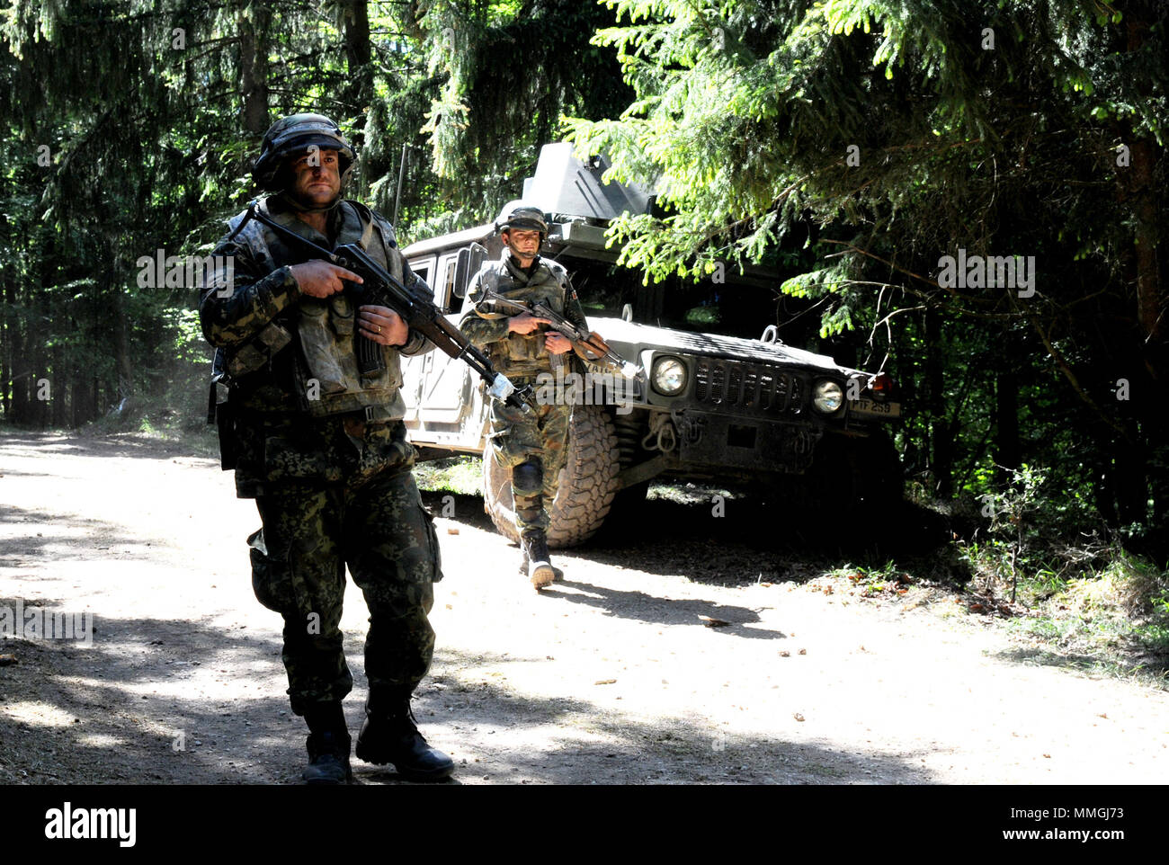 Albanische Soldaten zu Alpha Company, Commando Bataillon, Durchführung Fuß Patrouillen in Hohenfels, Hohenfels, Deutschland, während der kombinierten Lösung X, Mai 06, 2018 zugeordnet. Kombinierte Lösung X umfasst ca. 3.700 Teilnehmer aus 13 Nationen an der 7th Army Training Befehl Grafenwöhr und Hohenfels Training Area, 9. April, 12. Mai 2018. Kombinierte Lösung ist ein US-Army Europe - Regie multinationale Übung Serie entwickelt, um die Armee des zugewiesenen regional zu kampfbrigaden nach Europa ein Combat Training Center Rotation mit Gelenk, multinationalen Umfeld geben. (U.S. Armee Foto Stockfoto