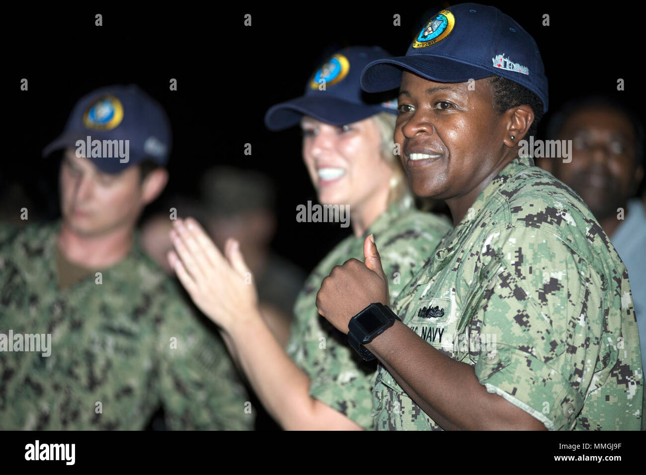 180506-N-FL 910-0052 TRINCOMALEE, Sri Lanka (Mai 6, 2018) Hospital Corpsman First Class, Joelle Meyindjou, zugeordnet zu den Military Sealift Command Hospital Ship USNS Mercy (T-AH 19), Tänze der US-Pazifikflotte Band Leistung bei Ehambaran Sport Boden zur Unterstützung der pazifischen Partnerschaft 2018 (PP18). Barmherzigkeit ist derzeit zur Unterstützung der PP18 bereitgestellt. PP18's Mission ist es, gemeinsam mit Gastgeber und Partner Nationen zu arbeiten regionaler Interoperabilität und Disaster Response Funktionen, erhöhen die Stabilität und Sicherheit in der Region zu stärken, und neue und dauerhafte Freundschaften über die Indo-Pa fördern Stockfoto