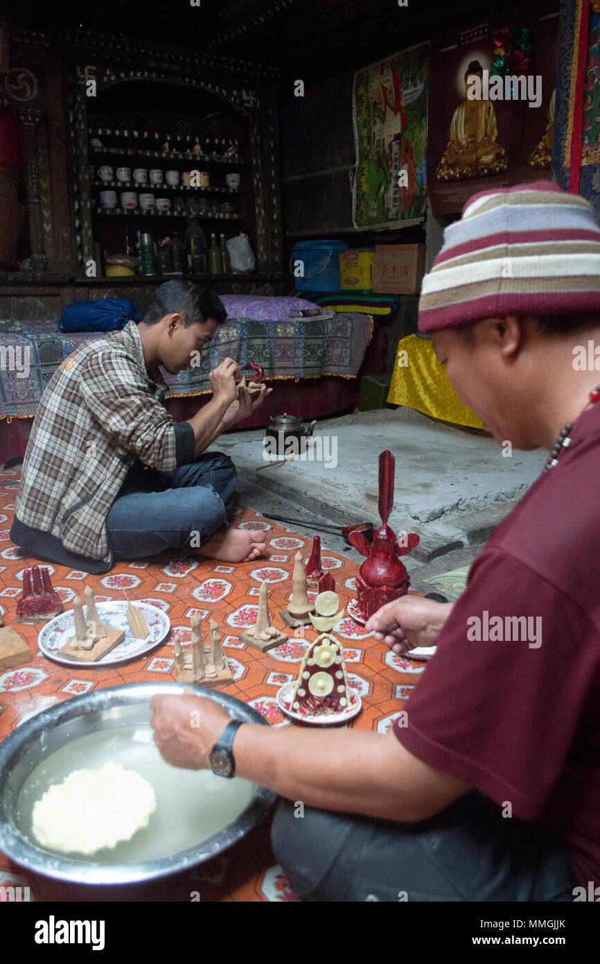 Lingling Dorf, Nepal. Laien sculpt Torma für Tibetische buddhistische Zeremonie Stockfoto