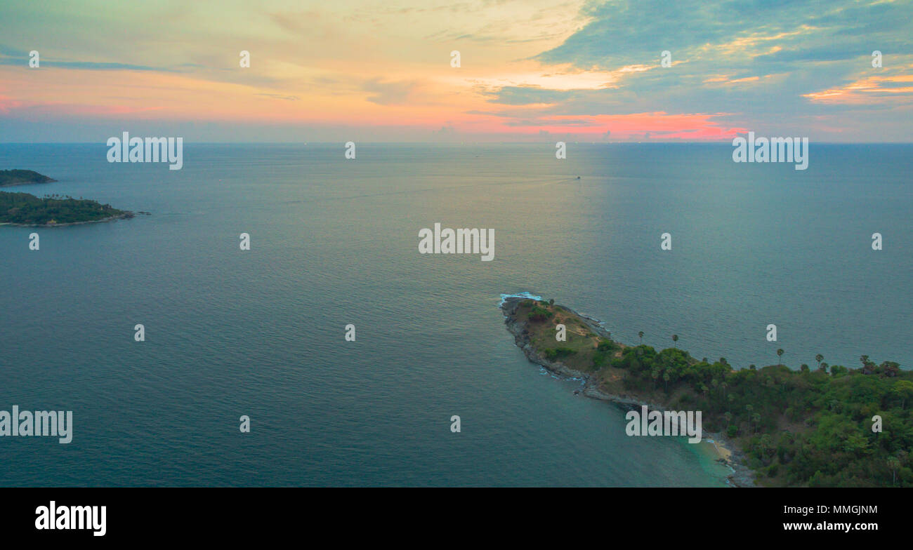 Areial fotografie Sonnenuntergang am Promthep Cape ist die beliebteste Aussichtspunkt in Phuket. Die meisten Touristen kommen immer Sonnenuntergang sehen Stockfoto