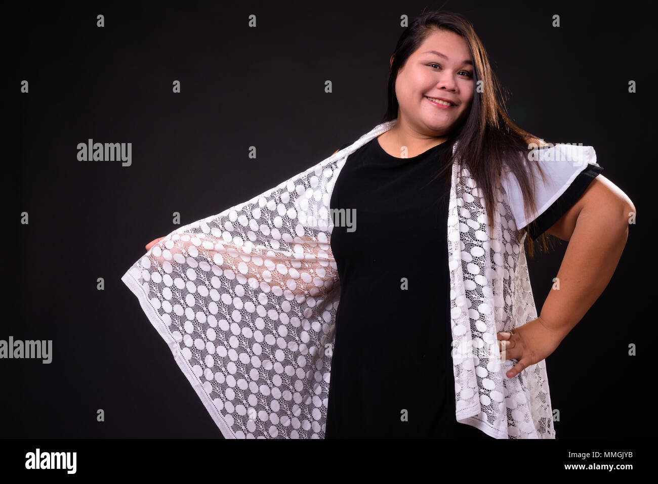 Schöne Übergewicht asiatische Frau auf schwarzem Hintergrund Stockfoto