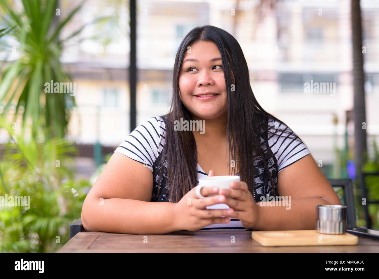Schöne Übergewicht asiatische Frau entspannende im Coffee Shop Stockfoto