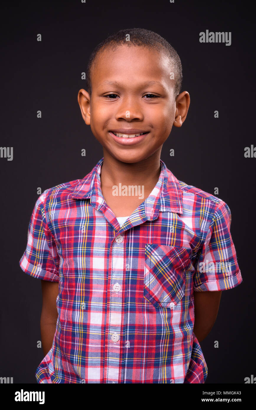 Junge multi-ethnischen Asian Boy auf schwarzem Hintergrund Stockfoto