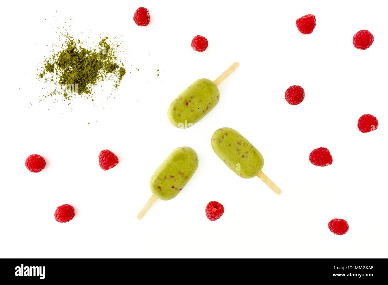 Matcha und Himbeere Eis am Stiel auf weißem Hintergrund mit Matcha Pulver und frischen Himbeeren. Stockfoto