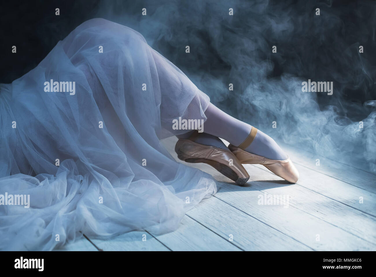 Die Füße der Ballerina in den Rauch. Schöne klassische Tanz Hintergrund. Stockfoto