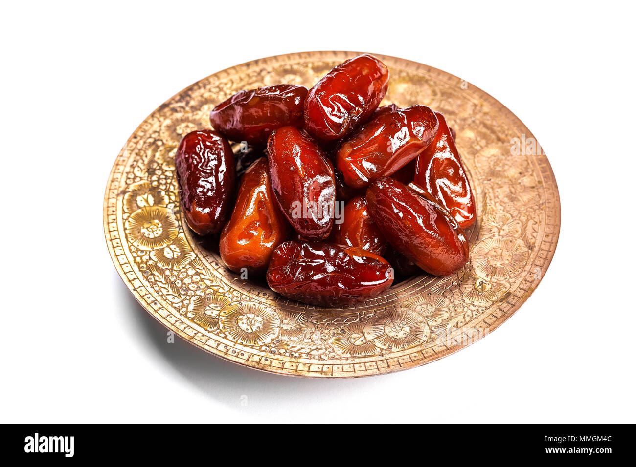 Getrocknete Datteln auf einem traditionellen Fach auf einem weißen Hintergrund. Ramadan Kareem Stockfoto