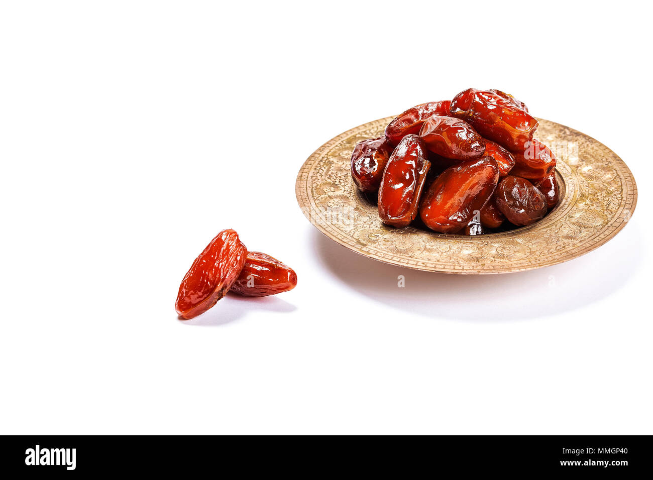 Getrocknete Datteln auf einem traditionellen Fach auf einem weißen Hintergrund. Ramadan Kareem Stockfoto