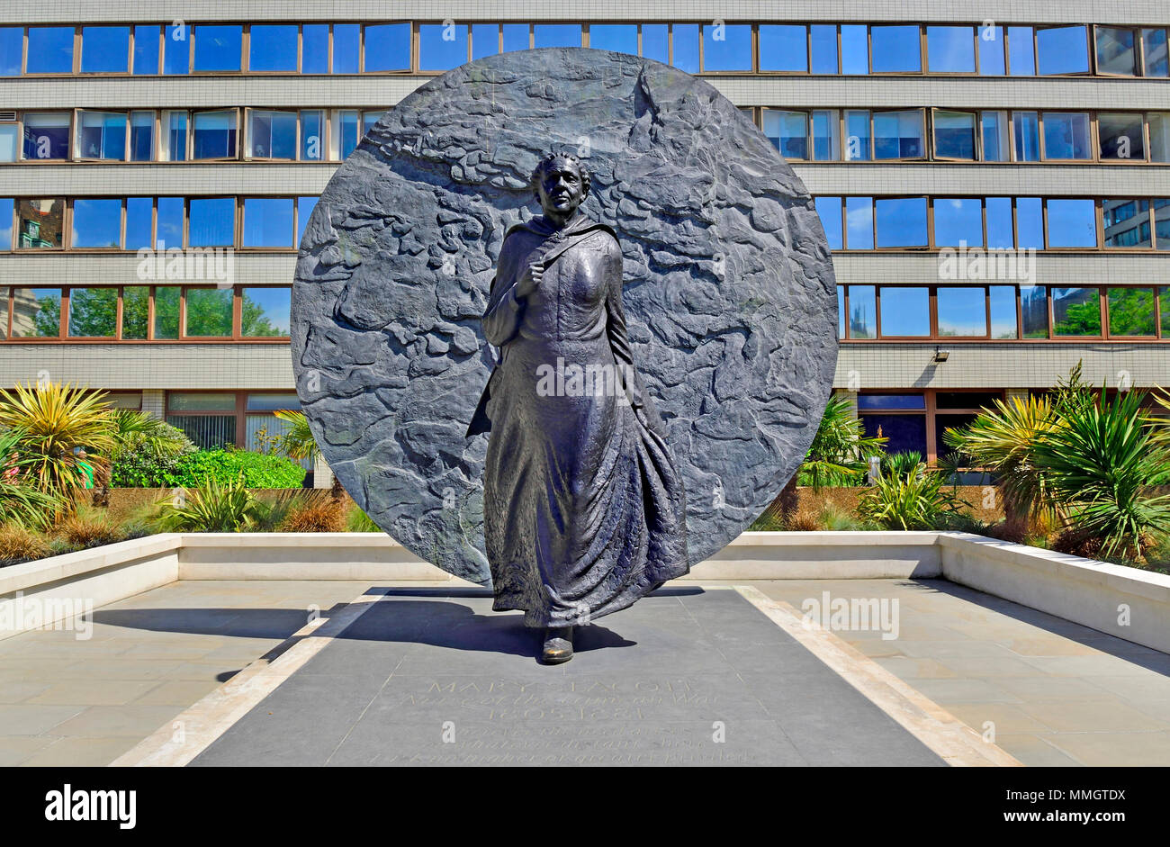 London, England, UK. Denkmal für Maria Seacole (Jamaikanische geborene Krankenschwester: 1805-1881) auf dem Gelände des St Thomas' Hospital. Von Martin Jennings, 2016. Stockfoto
